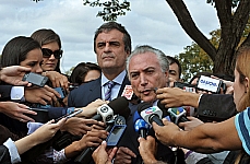 Ministro da justiça José Eduardo Cardozo e vice-presidente da República Michel Temer, concedem entrevista na saida do Palácio do Jaburu